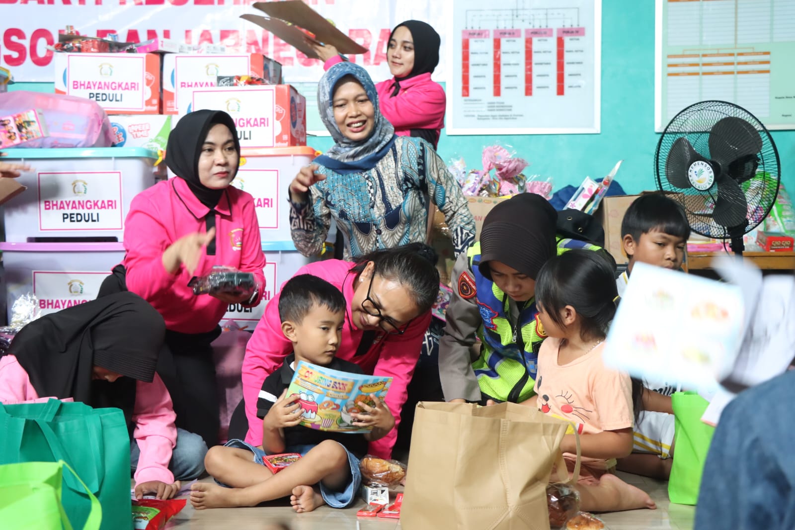 Ketum Bhayangkari Apresiasi Upaya Tim Trauma Healing Pulihkan Kondisi Psikologis Korban Longsor Banjarnegara