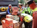 evakuasi dan bansos dari polres purbalingga kepada korban bencana tanah gerak di desa maribaya