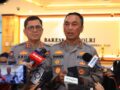 Polri Bentuk Tim Pokja Tindak Lanjuti Putusan MK di Jakarta PERWIRANEWS.COM, JAKARTA - Kepolisian Negara Republik Indonesia menegaskan komitmennya menindaklanjuti putusan Mahkamah Konstitusi (MK) terkait penugasan anggota Polri di jabatan sipil, Senin (17/11/2025). Hal ini disampaikan Kadivhumas Polri dalam sesi doorstop di Mabes Polri, yang menyebut Kapolri telah menggelar rapat khusus untuk merumuskan langkah awal pelaksanaan putusan tersebut. Kadivhumas menyampaikan bahwa Kapolri Jenderal Listyo Sigit Prabowo mengumpulkan para pejabat utama Polri pada pagi hari untuk membahas arah kebijakan dan mekanisme awal yang harus dipersiapkan. Pertemuan tersebut digelar guna memastikan setiap proses berjalan sesuai peraturan yang berlaku. Menurutnya, Polri menghormati dan mengapresiasi putusan MK. Untuk itu, langkah-langkah teknis harus segera disusun agar tidak terjadi multitafsir dalam pelaksanaannya, terutama terkait penugasan anggota Polri di jabatan sipil. Pembentukan Tim Pokja Dalam rangka menindaklanjuti putusan MK, Kapolri memerintahkan pembentukan tim kelompok kerja (pokja). Tim ini diberi mandat menyusun kajian cepat yang akan menjadi dasar teknis implementasi kebijakan. "Polri akan membentuk tim pokja yang membuat kajian cepat terkait putusan MK tersebut, sehingga tidak menjadi multitafsir ke depan," ujar Kadivhumas Polri dalam keterangannya, Senin (17/11/2025). Tim pokja itu dijadwalkan bekerja intensif untuk merumuskan panduan yang dapat diterapkan secara terukur dan sesuai kerangka hukum. Hasil kajian akan menjadi acuan bagi Polri dalam menerapkan keputusan MK di lapangan. Koordinasi Lintas Lembaga Kadivhumas menjelaskan bahwa tim pokja tidak hanya bekerja secara internal, tetapi juga akan berkoordinasi dengan kementerian dan lembaga terkait. Kerja sama ini melibatkan Menpan-RB, BKN, Kemenkumham, Kementerian Keuangan, serta Mahkamah Konstitusi sebagai lembaga pemutus perkara. Koordinasi lintas lembaga diperlukan untuk memastikan kebijakan yang disusun tidak menimbulkan polemik di kemudian hari. Selain itu, integrasi antarinstansi juga diperlukan agar langkah implementasi sesuai dengan aturan tata kelola pemerintahan dan struktur jabatan sipil. Instruksi Percepatan dari Kapolri Kadivhumas menegaskan bahwa Kapolri memberikan instruksi agar seluruh proses dapat diselesaikan dalam waktu cepat. Percepatan ini diperlukan mengingat implementasi putusan MK berdampak langsung pada tata kelola organisasi Polri. "Bapak Kapolri menyampaikan agar ini diselesaikan secepat-cepatnya. Kita berpacu dengan waktu agar semua hal bisa terselesaikan," kata Kadivhumas. Hingga saat ini, proses penyusunan kajian dan koordinasi lintas lembaga masih berlangsung. Polri memastikan seluruh proses dilakukan sesuai ketentuan hukum dan tetap terbuka terhadap perkembangan lebih lanjut mengenai implementasi putusan MK tersebut.