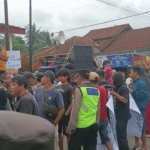 tuntutan utama mereka adalah agar kedua perangkat desa tersebut mengundurkan diri dari jabatannya