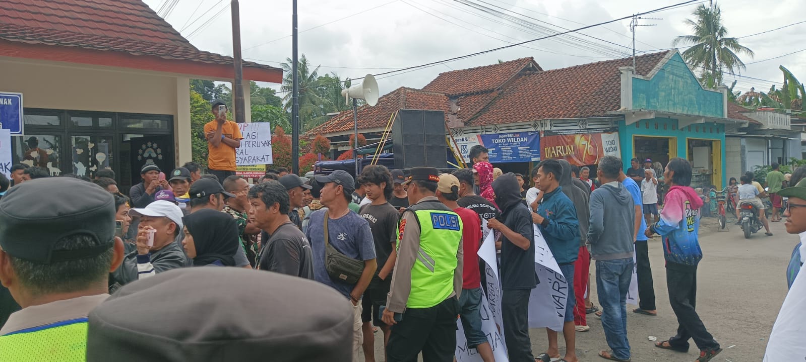 tuntutan utama mereka adalah agar kedua perangkat desa tersebut mengundurkan diri dari jabatannya