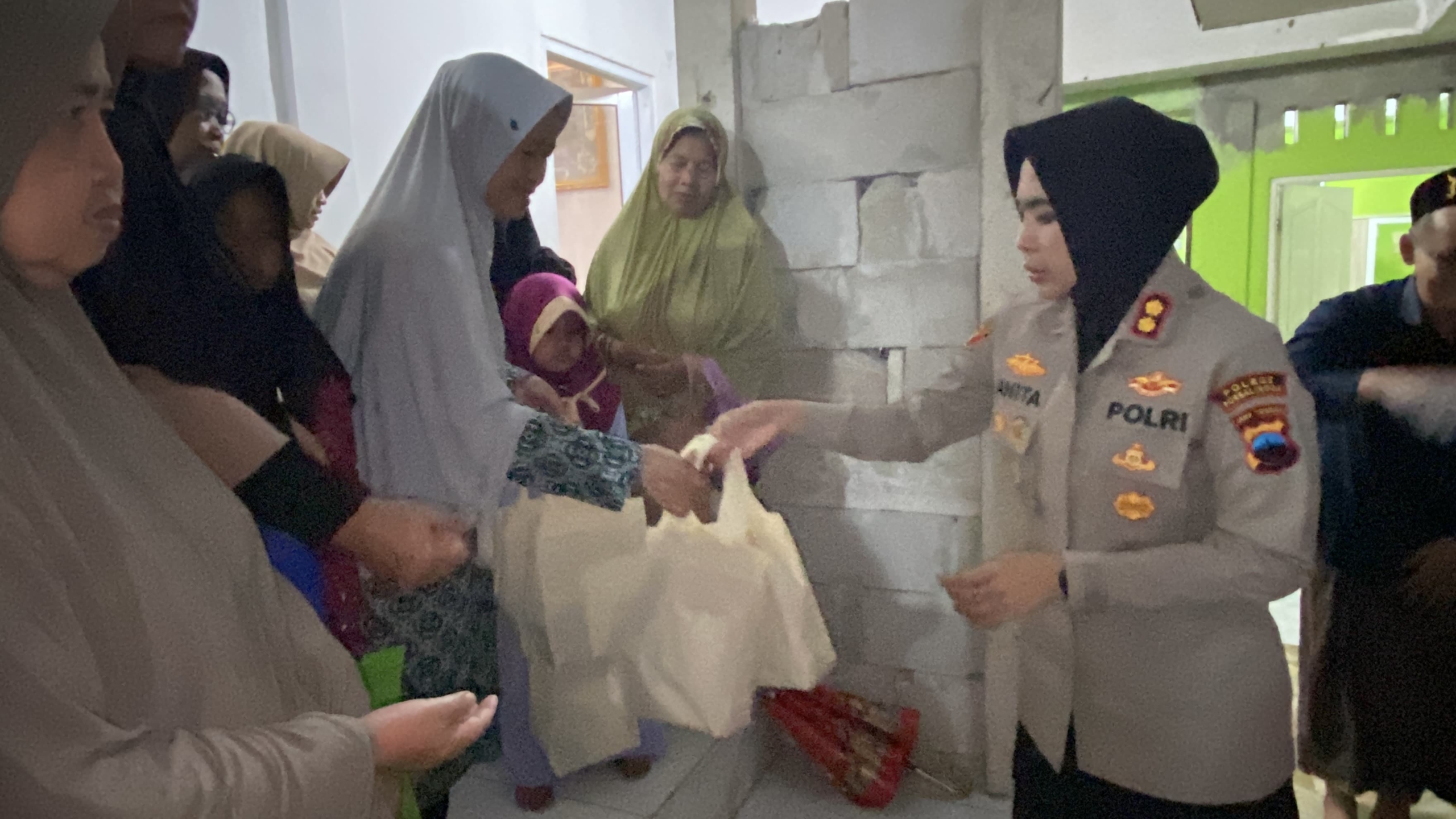 Polres Purbalingga Bagikan Takjil dan Makanan Buka Puasa di Pondok Pesantren
