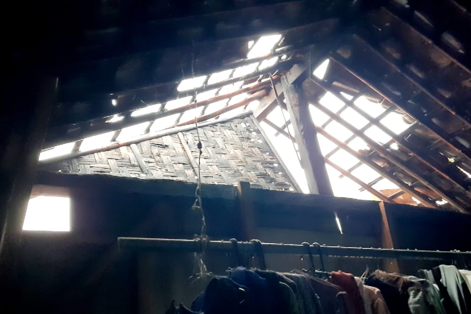 Angin Kencang Disertai Hujan Porak Porandakan Puluhan Rumah Pemdes Respon Cepat Hadir Ke Lokasi