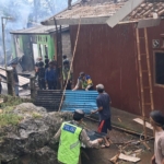 Polisi Sigap Bantu Padamkan Kebakaran Rumah di Karangreja