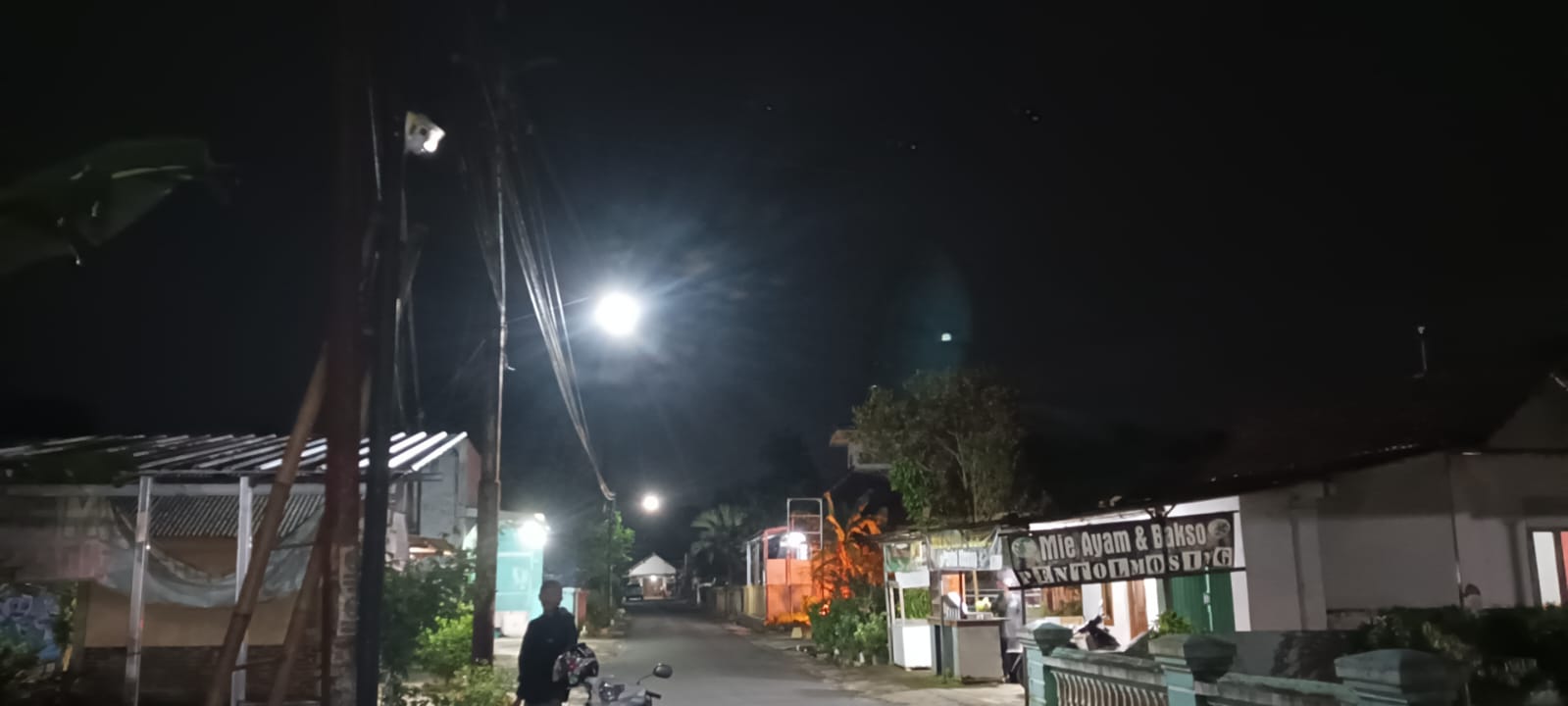 pemuda di lingkungan RT 2 RW 3, Kecamatan Bukateja, Kabupaten Purbalingga, berinisiatif memasang kamera pengawas (CCTV) di setiap sudut perempatan