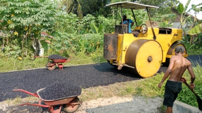 Pengaspalan Jalan Desa Langgar Tingkatkan Akses dan Mobilitas Ekonomi Warga