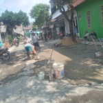 Warga Desa Sangwatang Karangjambu Gotong Royong Perbaiki Jalan Desa Menggunakan Dana Iuran Mandiri
