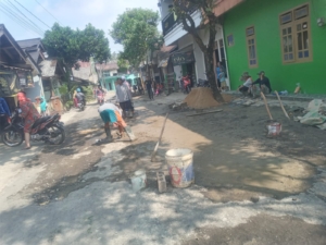 Warga Desa Sangwatang Karangjambu Gotong Royong Perbaiki Jalan Desa Menggunakan Dana Iuran Mandiri