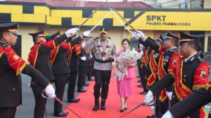 Tradisi Pedang Pora Sambut Kapolres Purbalingga yang Baru, AKBP Hendry Susanto Sianipar Jabat Kapolres Purbalingga