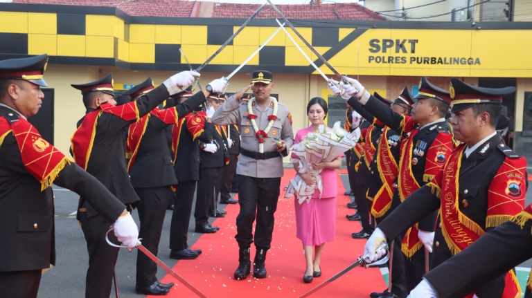 Tradisi Pedang Pora Sambut Kapolres Purbalingga yang Baru, AKBP Hendry Susanto Sianipar Jabat Kapolres Purbalingga