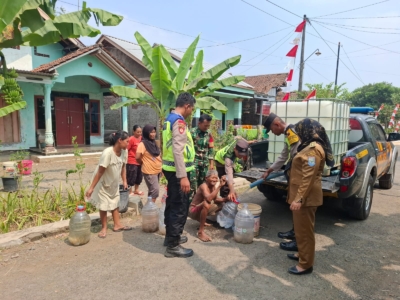 Polsek Kemangkon Salurkan Bantuan Air Bersih untuk Warga Desa Kalialang
