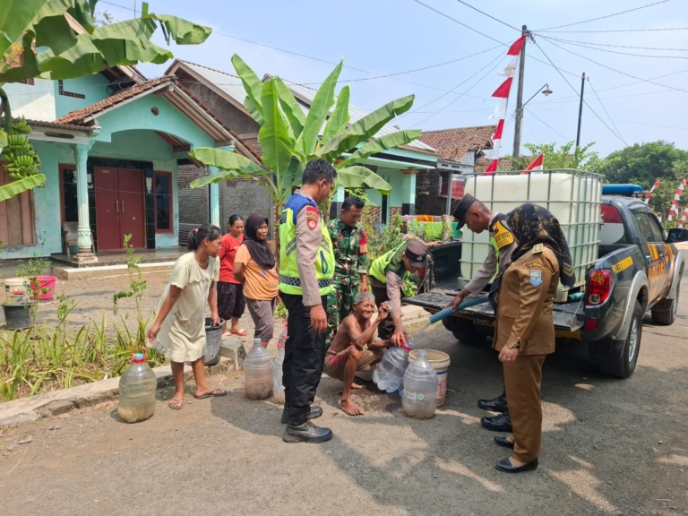 Polsek Kemangkon Salurkan Bantuan Air Bersih untuk Warga Desa Kalialang