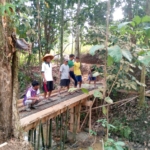 PEMBANGUNAN JEMBATAN PERTANIAN SECARA SWADAYA DI DESA LARANGAN, WUJUD NYATA GOTONG ROYONG DEMI KEMAJUAN PERTANIAN