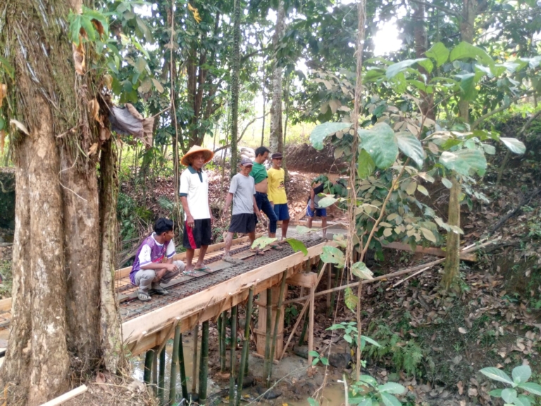 PEMBANGUNAN JEMBATAN PERTANIAN SECARA SWADAYA DI DESA LARANGAN, WUJUD NYATA GOTONG ROYONG DEMI KEMAJUAN PERTANIAN