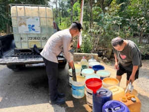 Polsek Kejobong Salurkan Bantuan Air Bersih ke Desa Langgar
