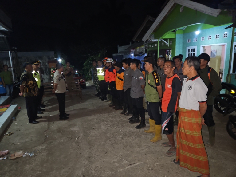 Polsek Bobotsari bersama Tim Gabungan Padamkan Kebakaran Lahan di Bukit Sigerung