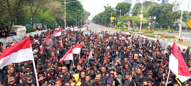 Aksi Damai Ribuan Anggota LSM Harimau di Kawasan MNC Tower Jakarta Pusat : Massa dari 8 Provinsi Turun ke Jalan